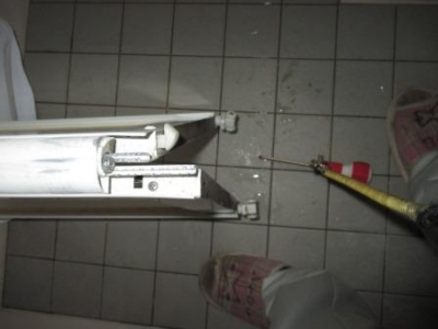 浴室ドア修理?施工途中?ずれたヒンジ?.JPG