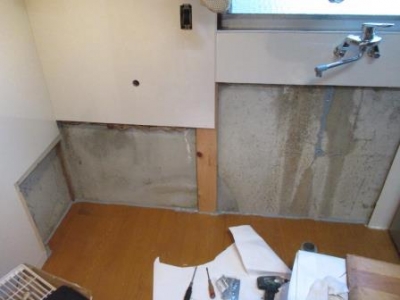 台所改装?床の隙間コーキング.JPG