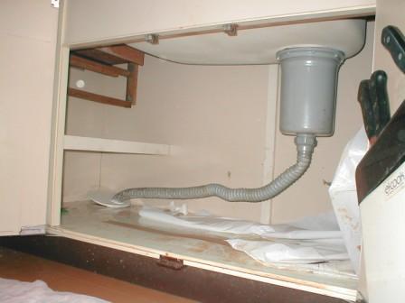 台所キッチン取替え?流し台の臨時排水接続の内部後.JPG