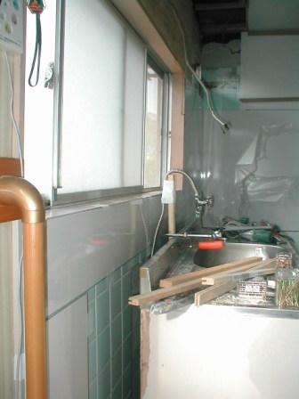 台所キッチン取替え?キッチンパネルの取付?窓の下枠?.JPG