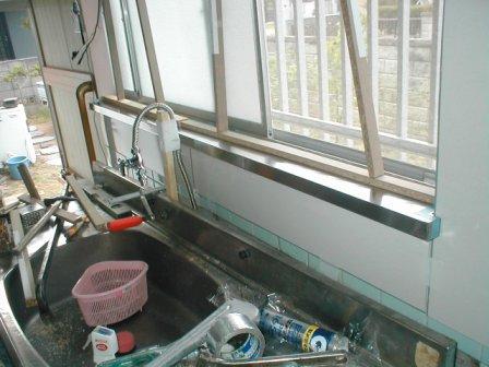 台所キッチン取替え?キッチンパネルの取付?窓の下枠?ステンレス水切り被せ.JPG