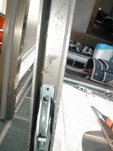 玄関引き違い建具の戸車交換 | 住いの困り事を解決や望み事の実現