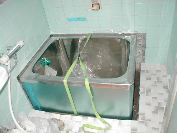 浴槽取替?据付け途中バンド例.jpg