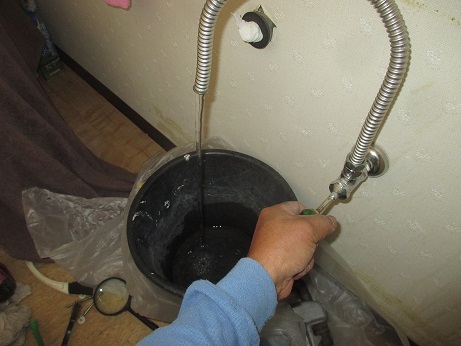 手洗い取替え12給水の異物吐き出し処置.JPG