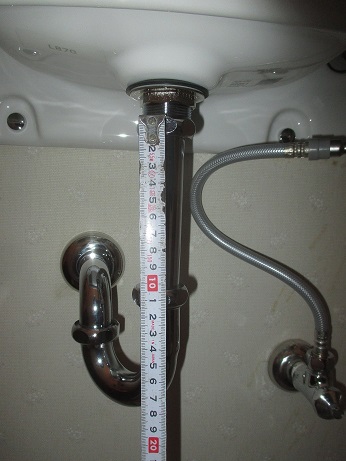 手洗い取替え21排水長さはギリギリ.JPG