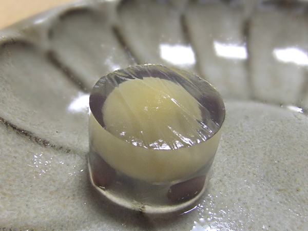 水面の月