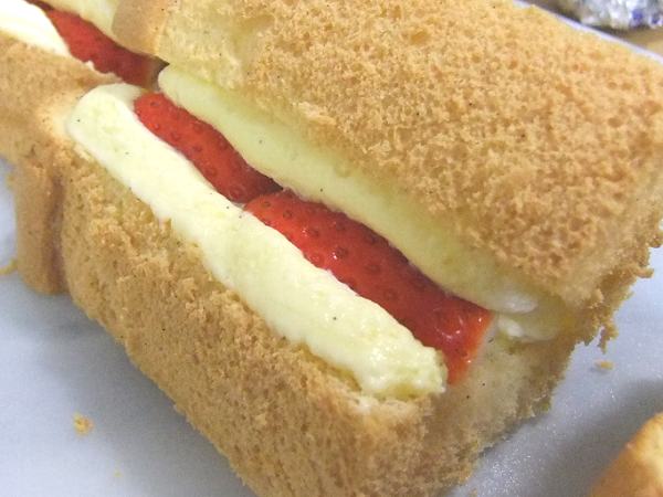 いちごのシフォンサンド