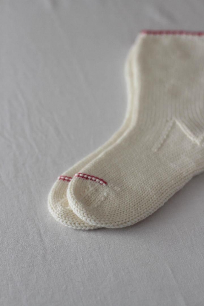 MEG KNITTING さんのウール手編み靴下 細かなオーダーも 「Meg KNITTING」の手編み靴下 | 暮らしと