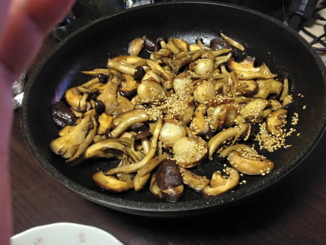 キノコと帆立の醤油バター炒め