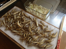 ワカサギのマリネを料理中