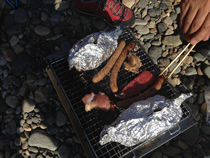 マサさん持参のポータブル焼き台は秀逸