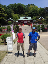 足利織姫神社を背景にパチッ