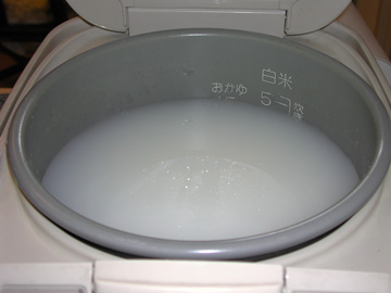 甘酒_炊きたてにお湯を加えて