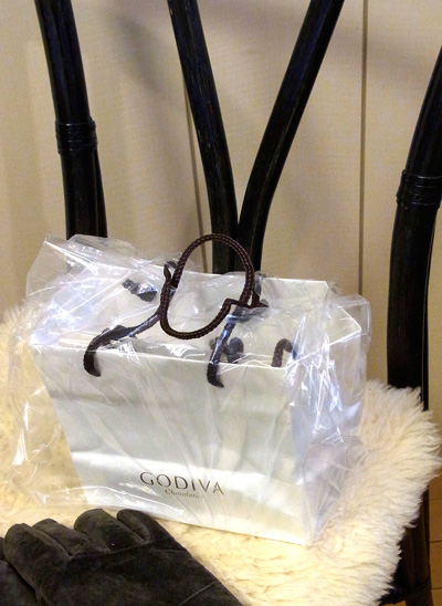 重装備、過剰包装のチョコレート