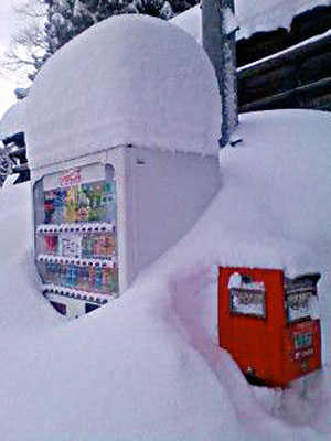 柏崎より豪雪の写メ届く 埋もれる自販機