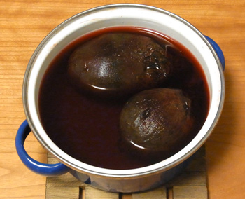 ビーツを下茹で。こんなに色が出ます!まるでワイン漬け?