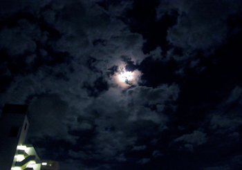 群雲に輝く満月