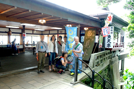 右手の石段を降りれば岩棚。つまり最突端の店?
