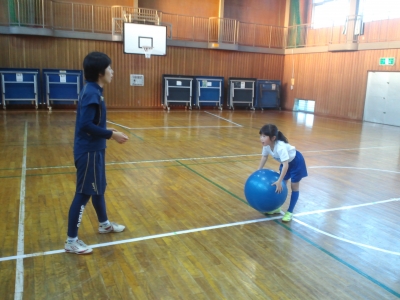 バランスボール投げ1