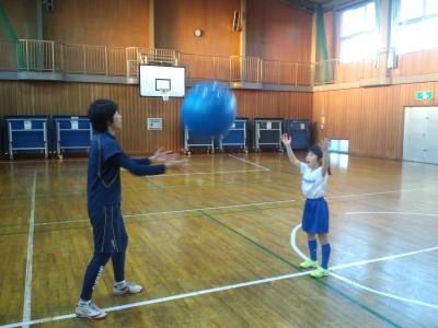 バランスボール投げ2