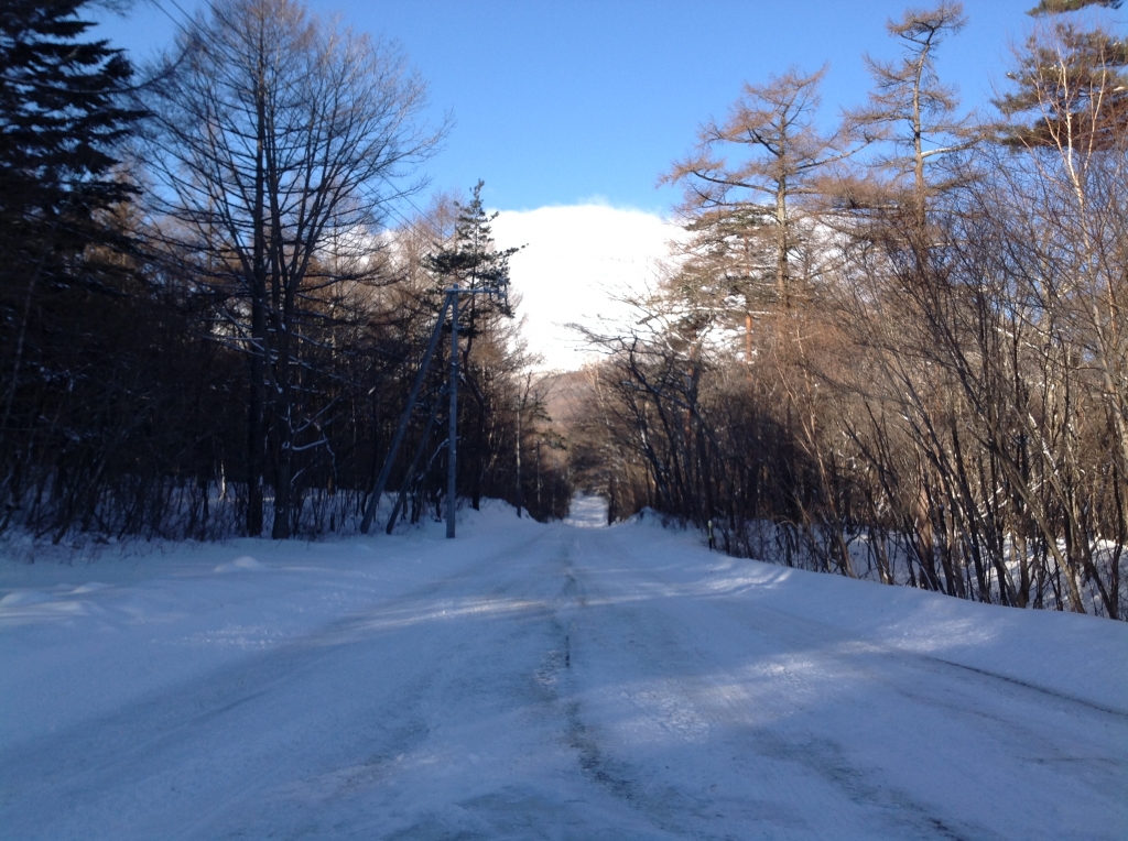 19年2月1日 軽井沢は晴れています 白糸ハイランドウェイの路面には雪がありますので冬用タイヤ 白糸ハイランドウェイ道路状況