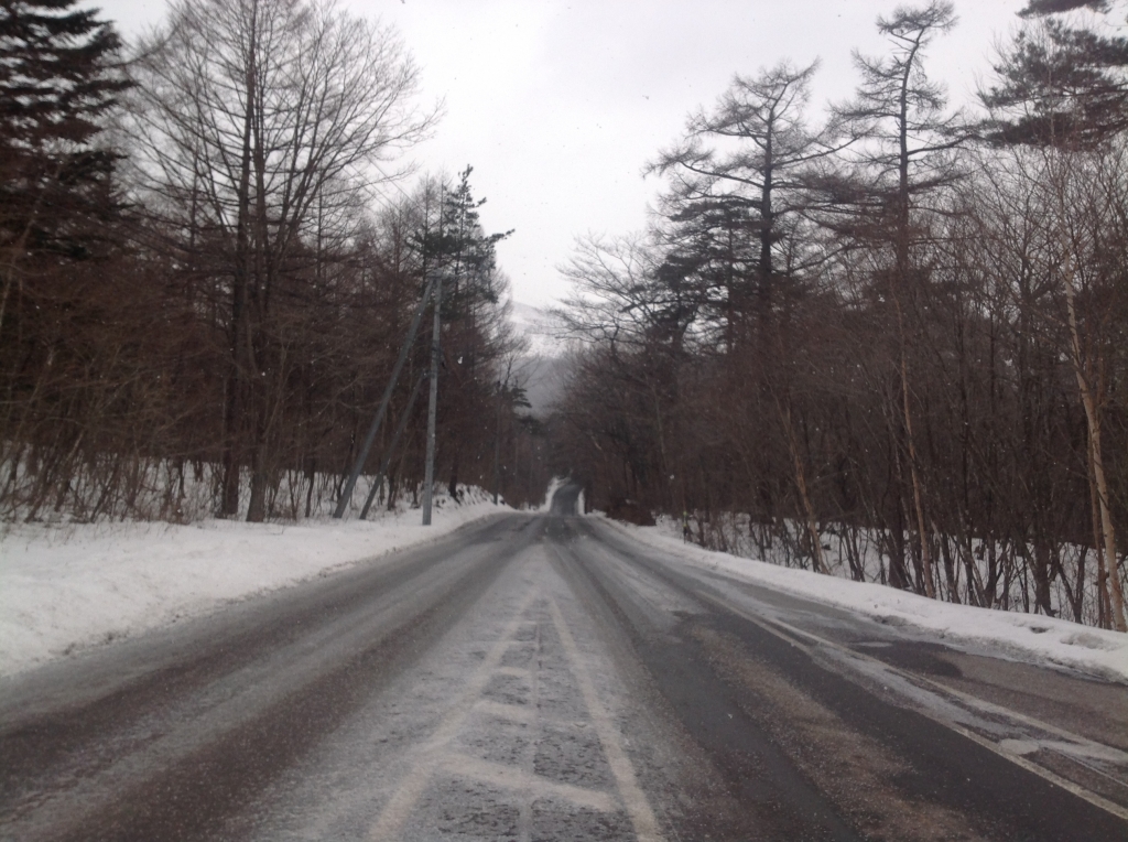 19年2月9日 軽井沢は雪が降っています 白糸ハイランドウェイの路面は雪と凍結箇所がありますので 白糸ハイランドウェイ道路状況