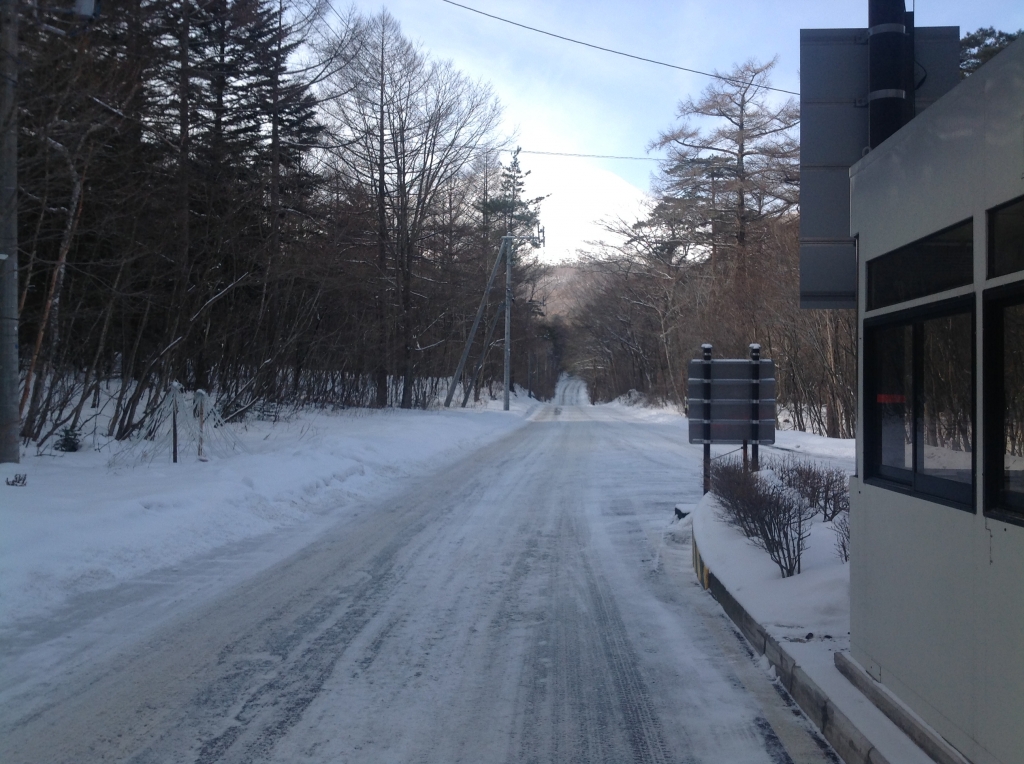 19年2月10日 軽井沢は晴れています 白糸ハイランドウェイの路面は雪と凍結箇所がありますので冬 白糸ハイランドウェイ道路状況