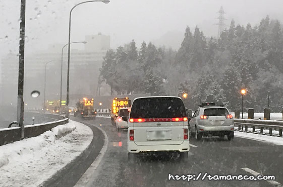 関越道を走っていたら前方に除雪車