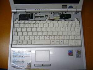 モニターとキーボードの間
