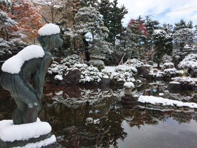 初雪とブロンズ像
