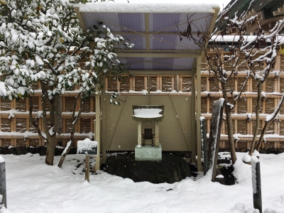 初雪と筆塚