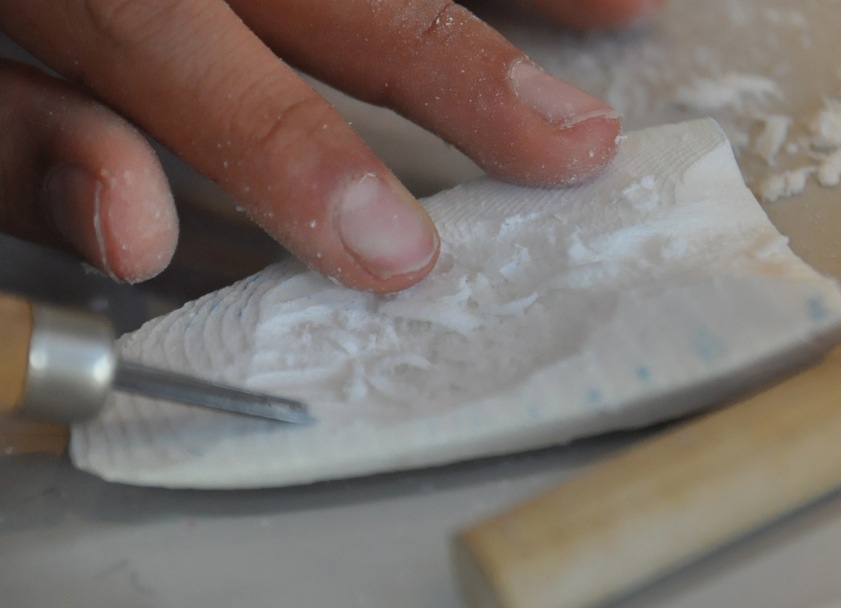 イカの骨を使って金属のペンダントを作ってみよう 愛知聖ルカセンターのブログ 尾張旭の子ども英会話 造形教室 等