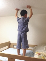 二段ベッド上段に立つ息子