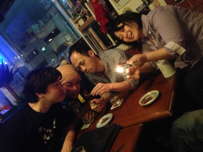 あぶる。