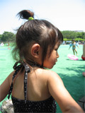 由依 プールへ行く