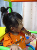 つくねをほおばる由依