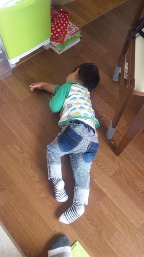 床で寝る人