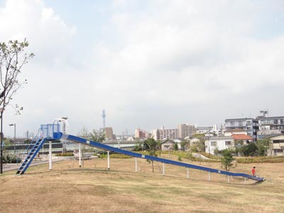中川右岸緑道公園のすべり台