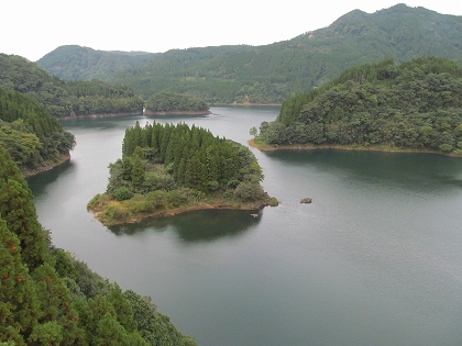 下筌ダム湖新池の山橋から下流