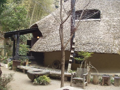 「まだま村」側面