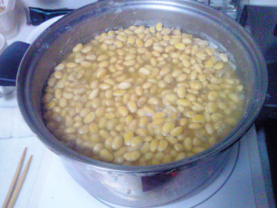 大豆茹で中