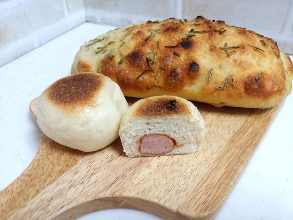 フォカッチャとソーセージパン