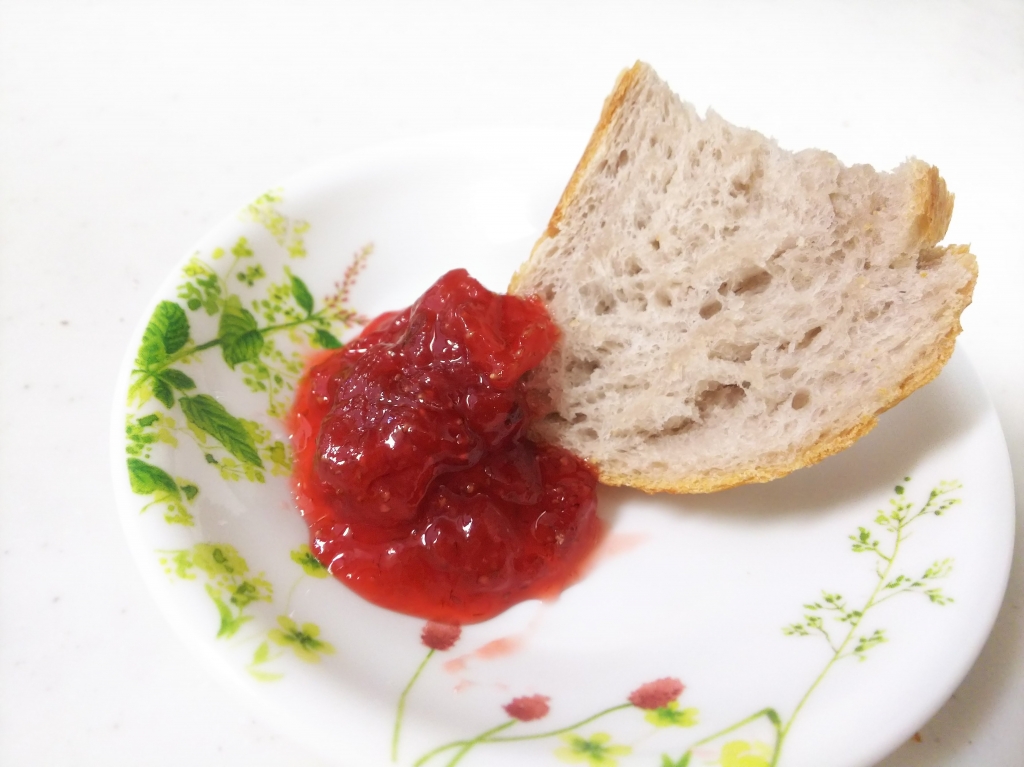 いちご酵母のクッペ いちごジャム添え