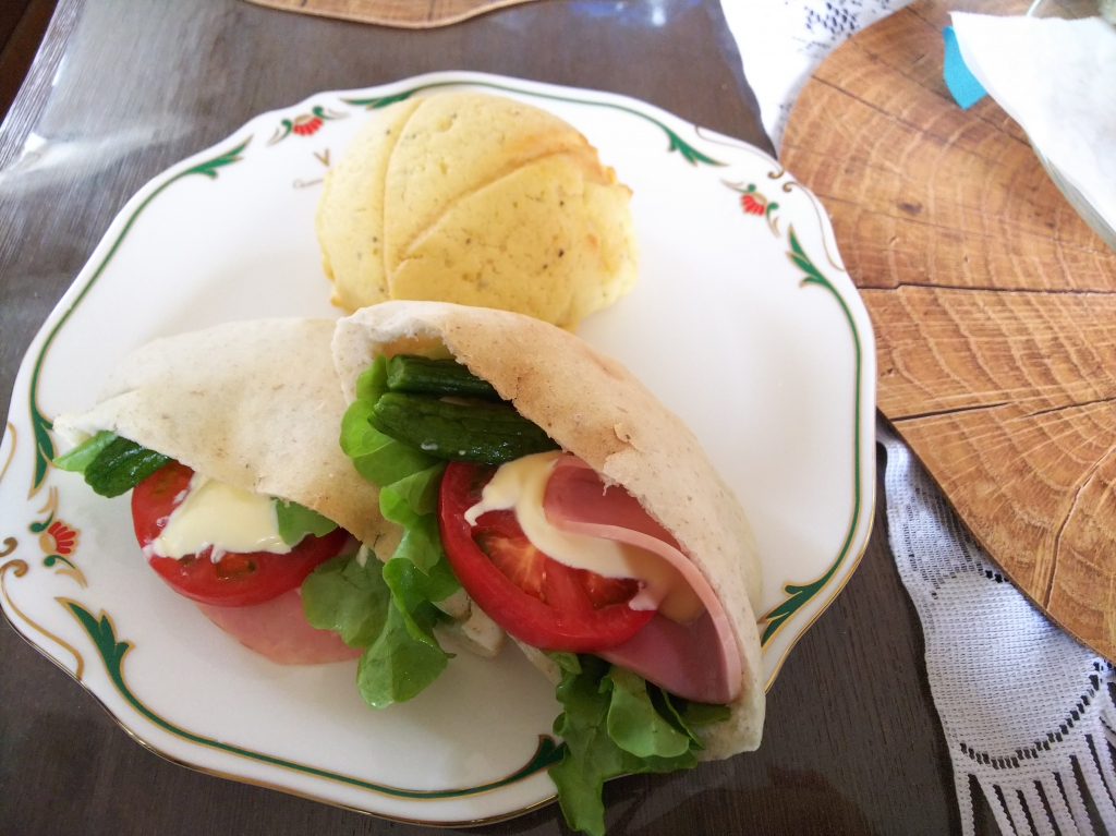 胚芽押し麦パンとサンライズチーズ