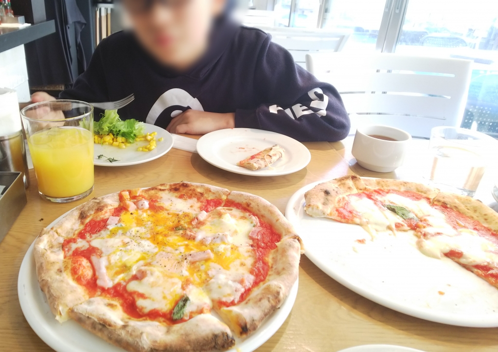 サラダとピザ