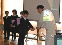 みんなで報告会_咸新小より寄付