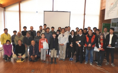 みんなで報告会集合写真