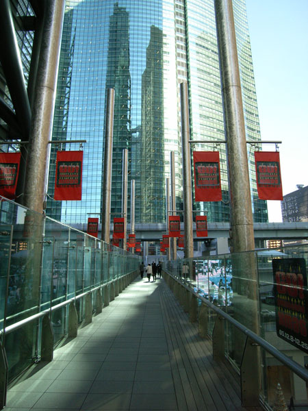 日テレタワー前