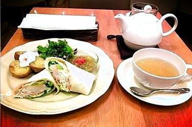 東京都【afternoontea(アフタヌーンティー】カフェ アボカドと蒸し鶏のサラダトルティーヤ .jpg