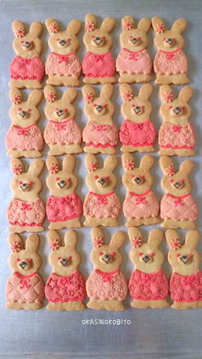 ピンクの洋服を着たうさぎクッキー アイシングクッキーおかしのこびとのブログ